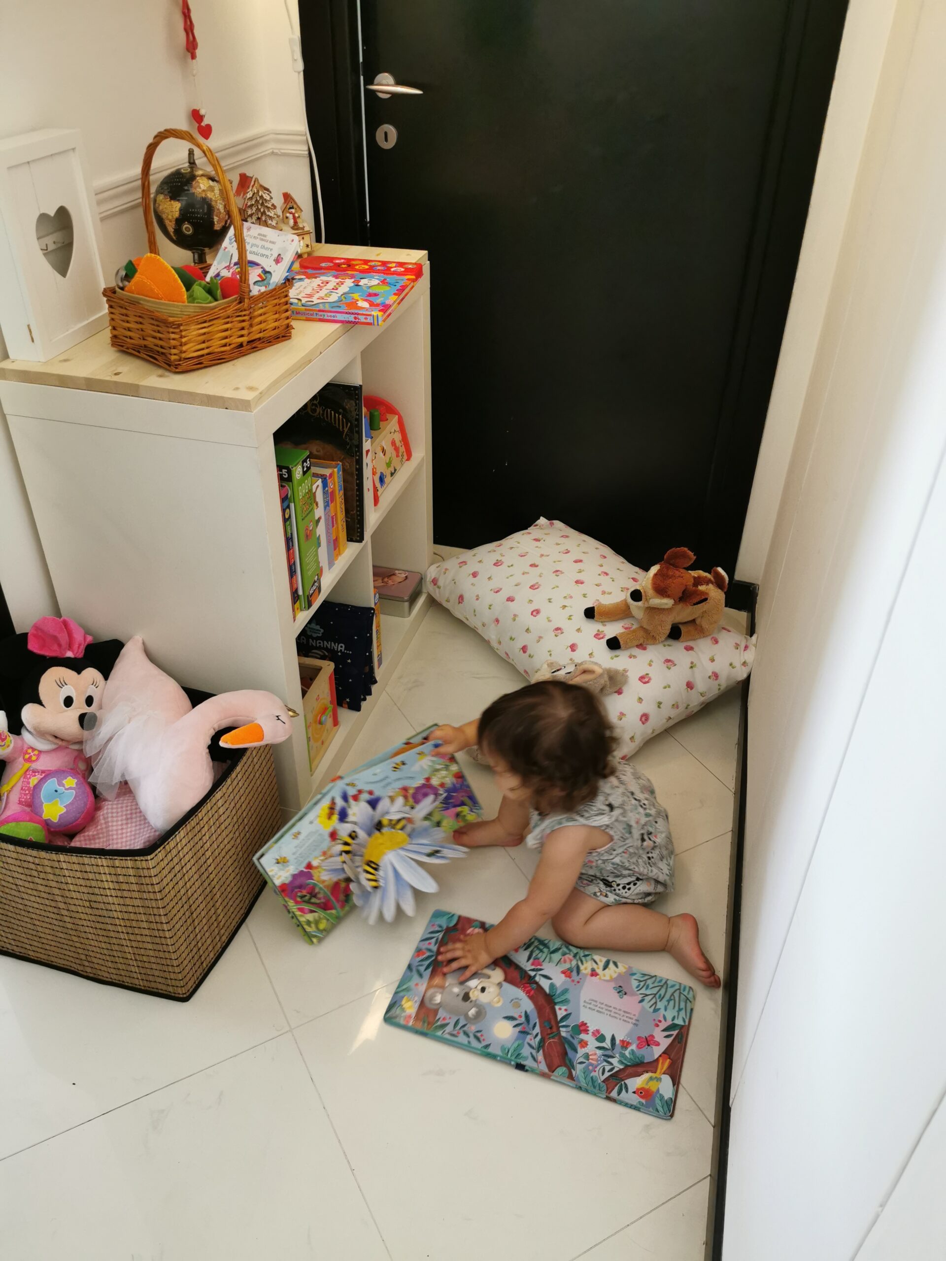 Isabelle gioca con i suoi libri